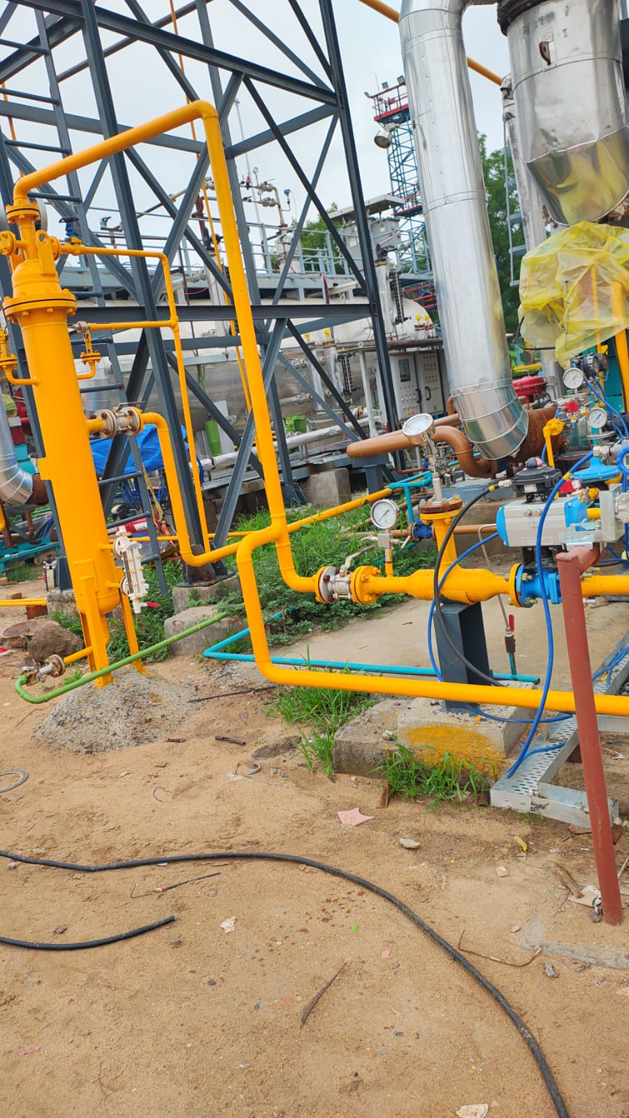 Fabricated high-pressure yellow process piping manifold with control valves